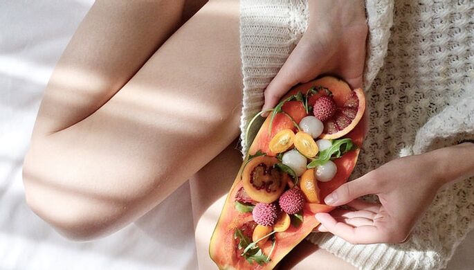 Κορίτσι με παπάγια και άλλα φρούτα